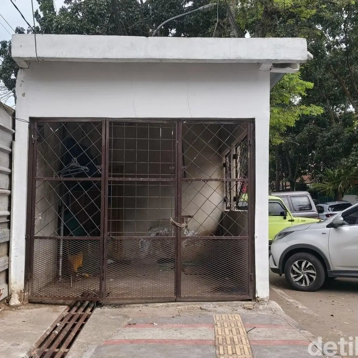Trotoar Jalan Ambon Bandung Disulap Jadi Garasi Pribadi, Satpol PP Ambil Tindakan