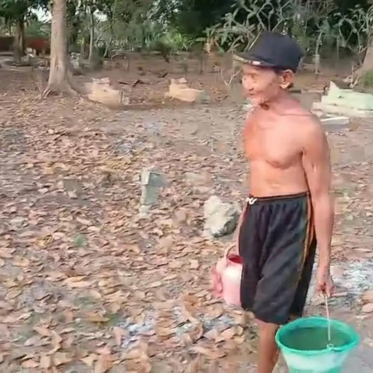 Kisah Pilu Lansia Penyintas di Tengah Keramaian Nisan Bojonegoro