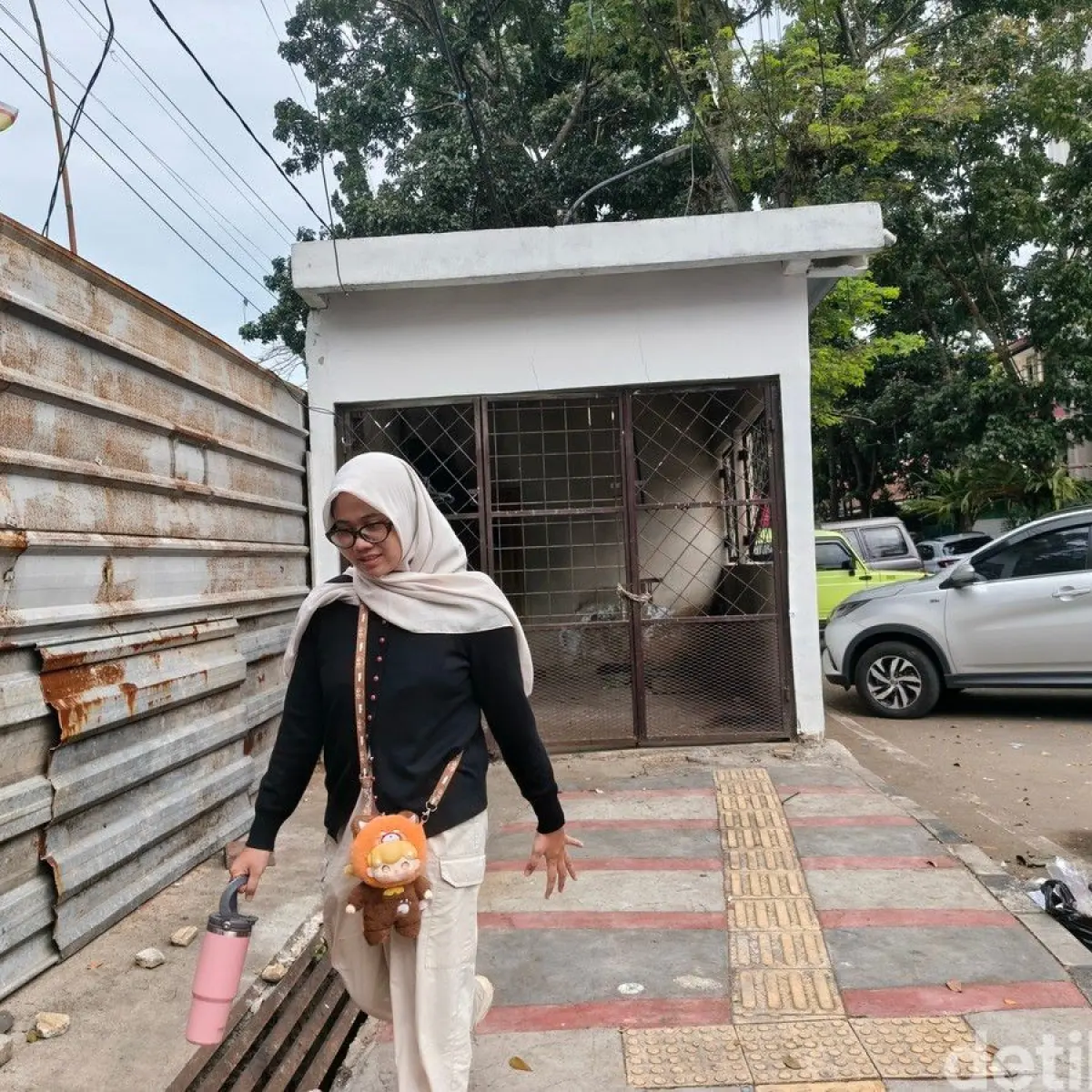 Trotoar Jalan Ambon Bandung Dibongkar Paksa, Satpol PP Tindak Bangunan Garasi Viral