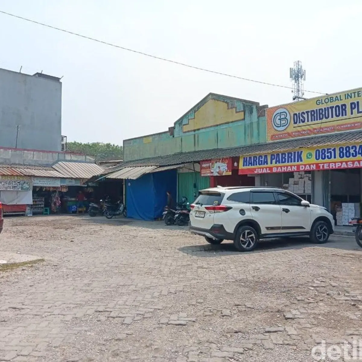 Pasar Padurenan Baru Bekasi Terbengkalai: Dari Pusat Niaga Menjadi Tumpukan Sampah Liar