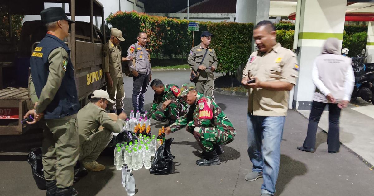 Ratusan Botol Miras Disita, Polisi Gerebek Warung Kedok Sembako di Dramaga