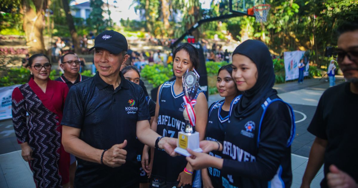 Wali Kota Bogor, Dedie A. Rachim saat menyerahkan piala Turnamen Basket 3x3 di Taman Ekspresi. Foto : Humas