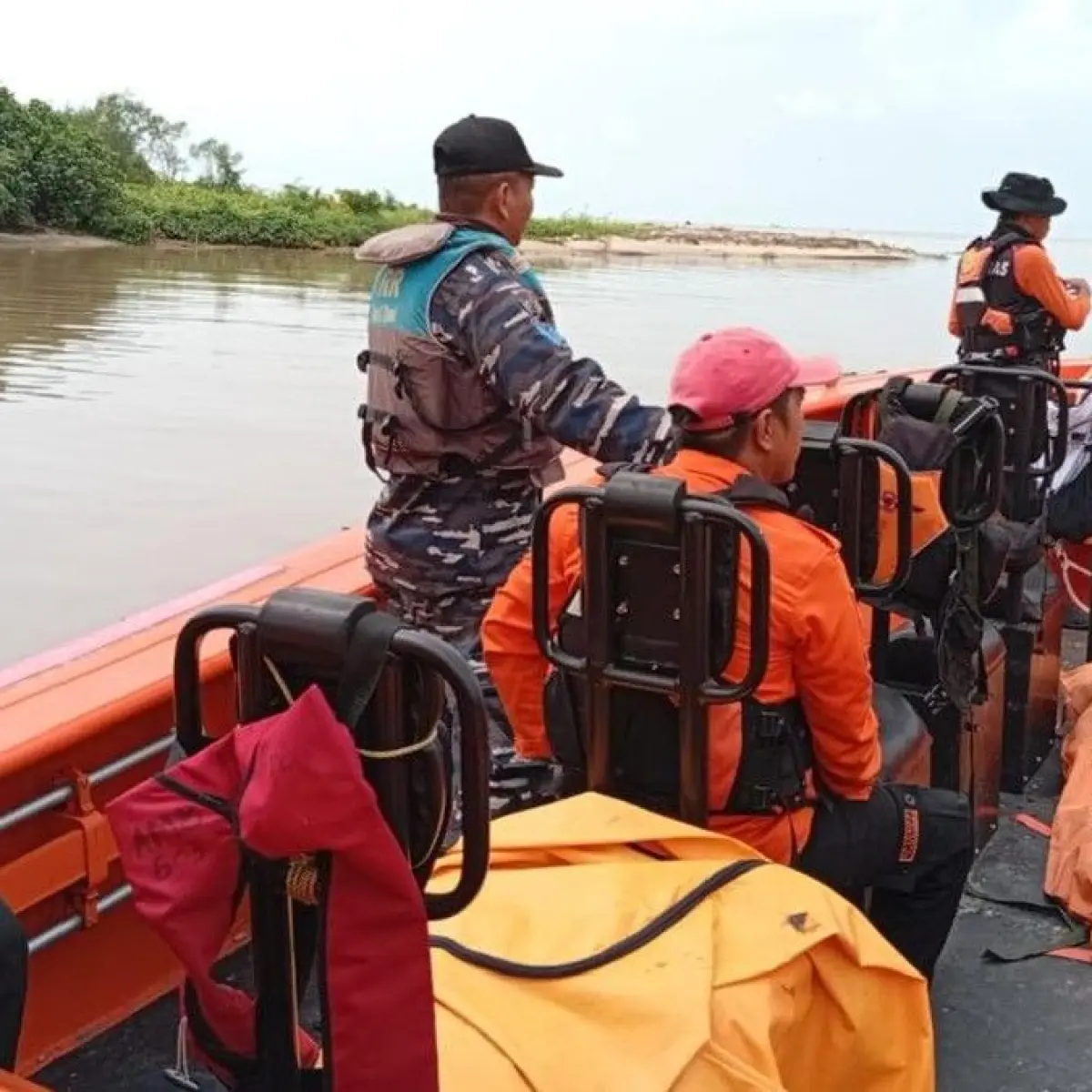 Petugas mencari dua nelayan yang hilang usai kapal mereka dihantam ombak di perairan Lampung Timur  (Foto: Istimewa/Basarnas Lampung)