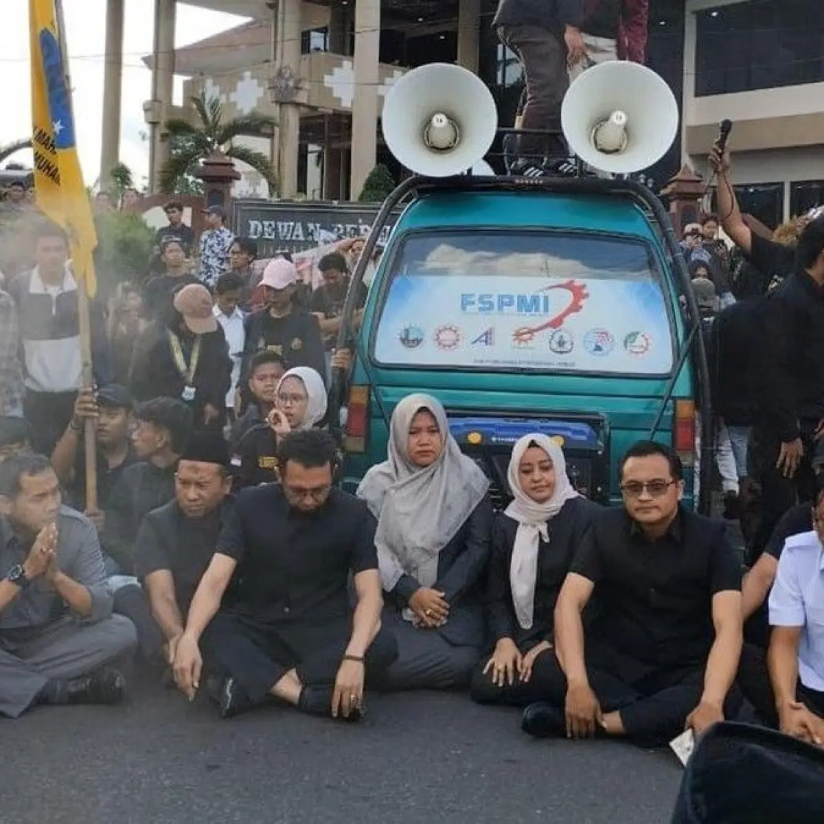Gelombang Protes Mahasiswa Jember: Pertalite Langka dan Kritik Kebijakan Nasional Mengguncang Gedung Dewan