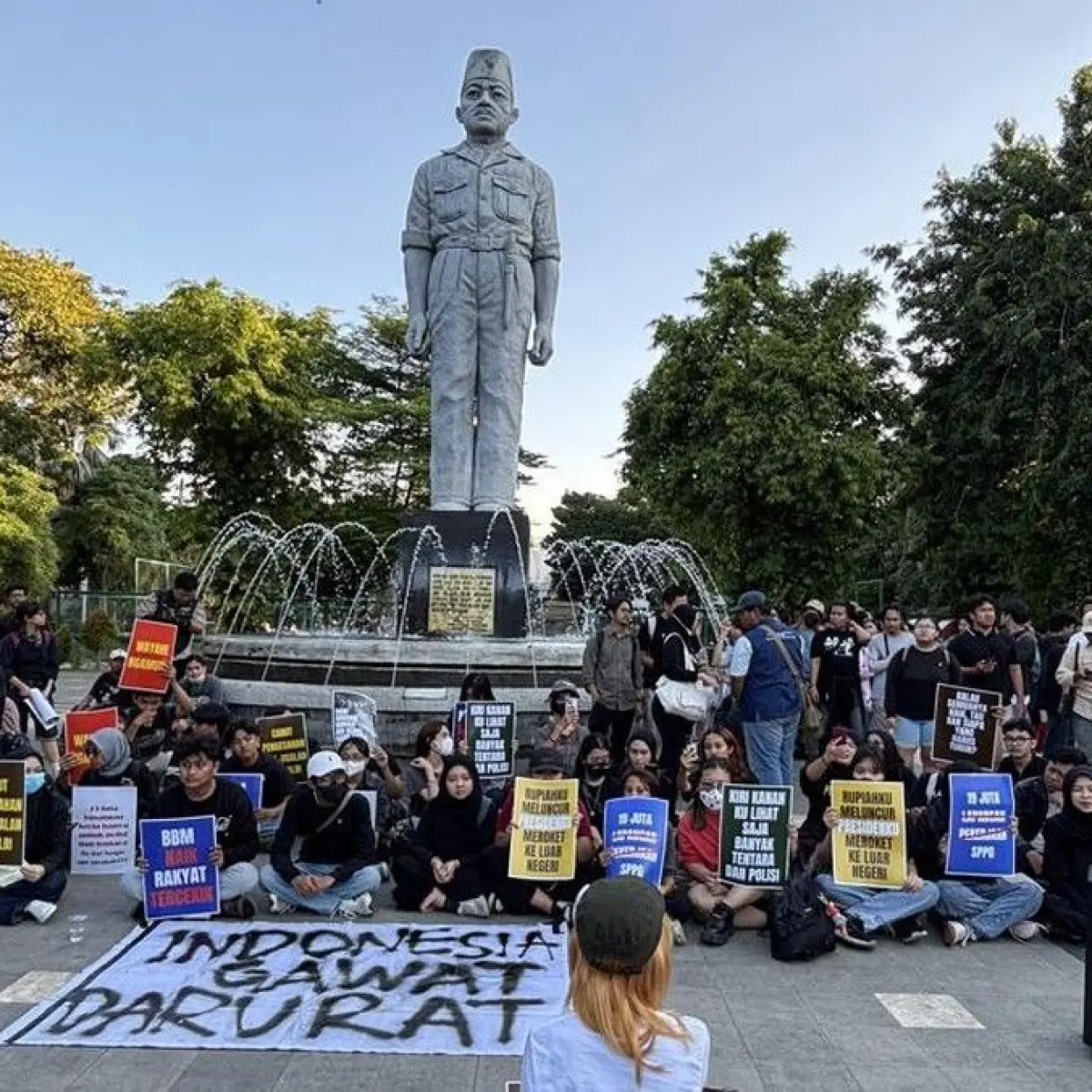 Delapan Tuntutan Agraria dan Ekonomi Disuarakan Massa Aliansi Surabaya di Depan Grahadi