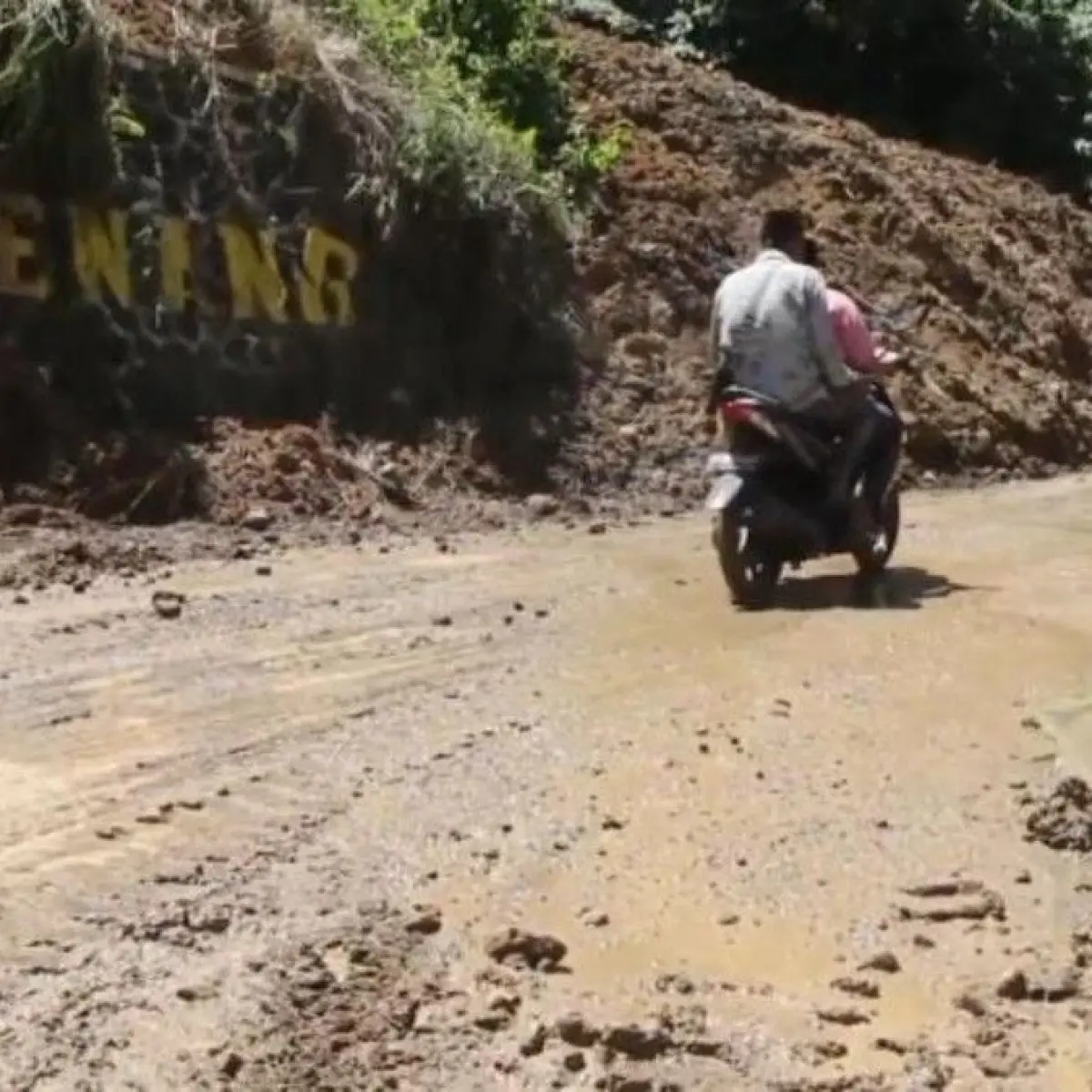Warga Bener Meriah Gotong Royong Perbaiki Akses Vital Enang-Enang yang Rusak Akibat Bencana