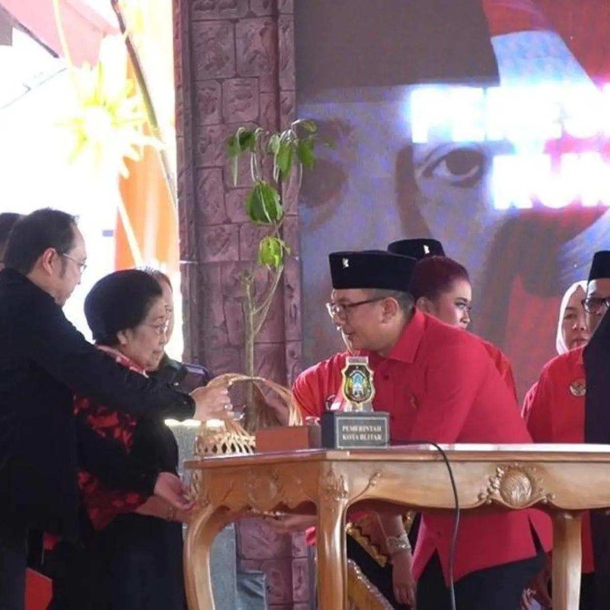 Peresmian Istana Gebang dan Simbolisme Penanaman Pohon oleh Megawati di Blitar