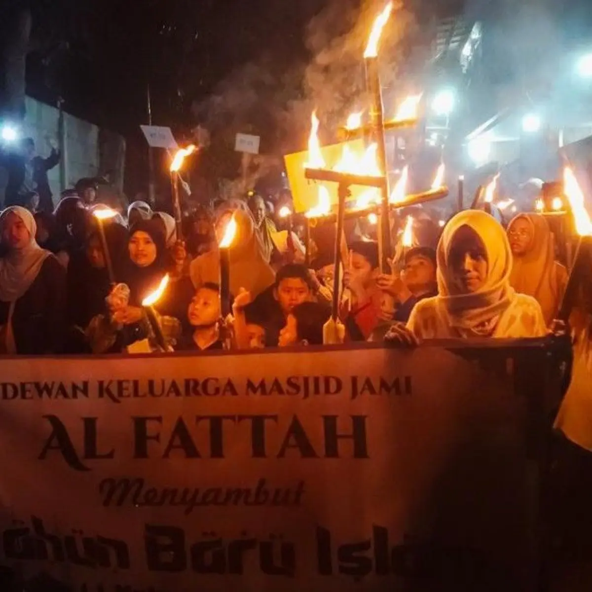 Semarak 1 Muharram 1448 H, Warga Cigugur Tengah Cimahi Gelar Pawai Obor Tradisional