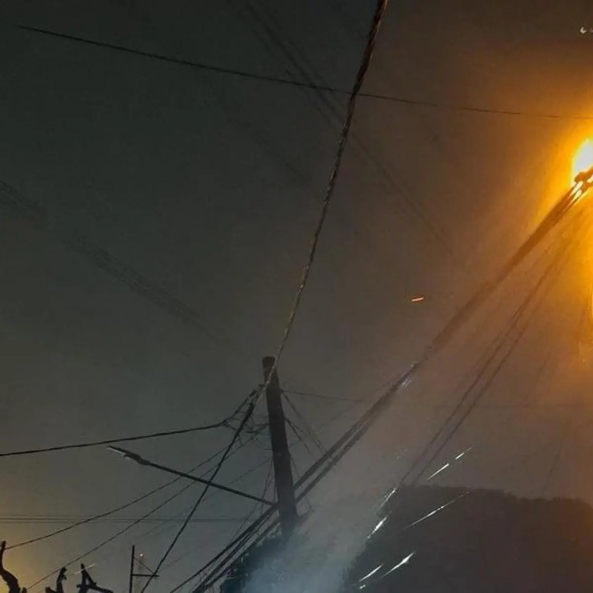 Tiang Listrik Terbakar di Cipayung Depok, Lalu Lintas Sempat Dialihkan Akibat Korsleting