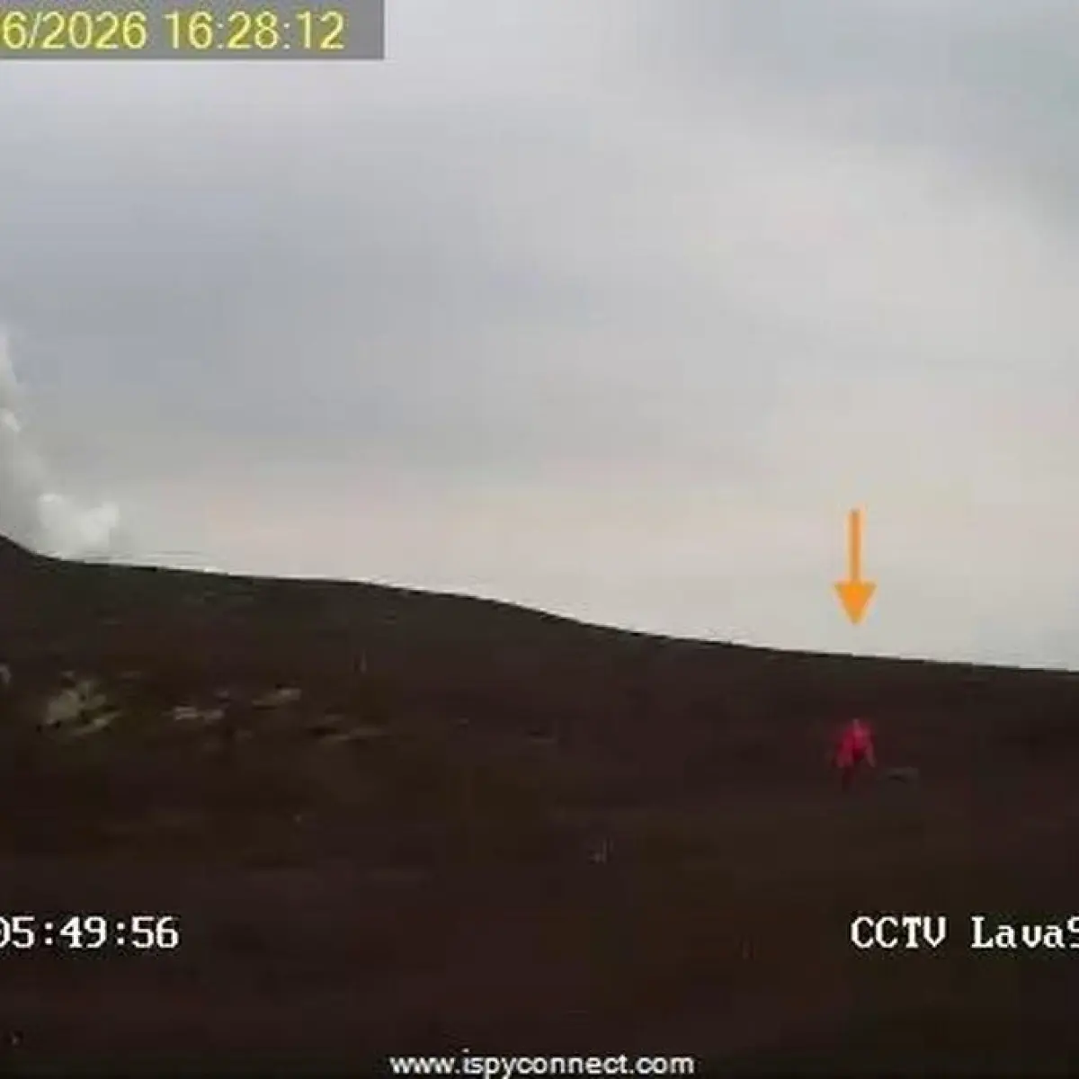 Wisatawan Langgar Batas Aman Dua Kilometer Gunung Anak Krakatau, Otoritas Beri Peringatan