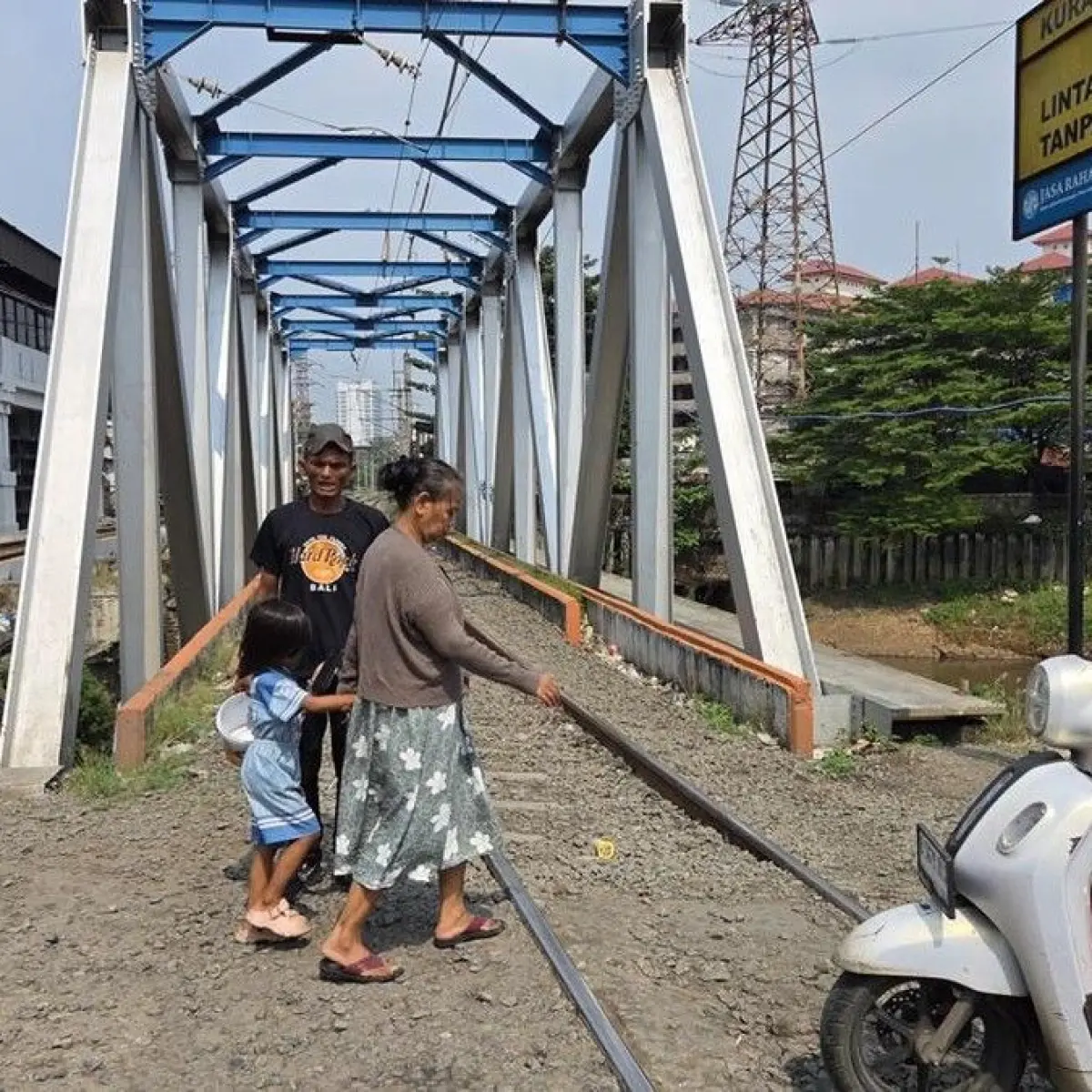 Foto: Jembatan rel kereta di Petamburan viral setelah pengendara ojek online nekat menerobos. (Taufiq S/detikcom)