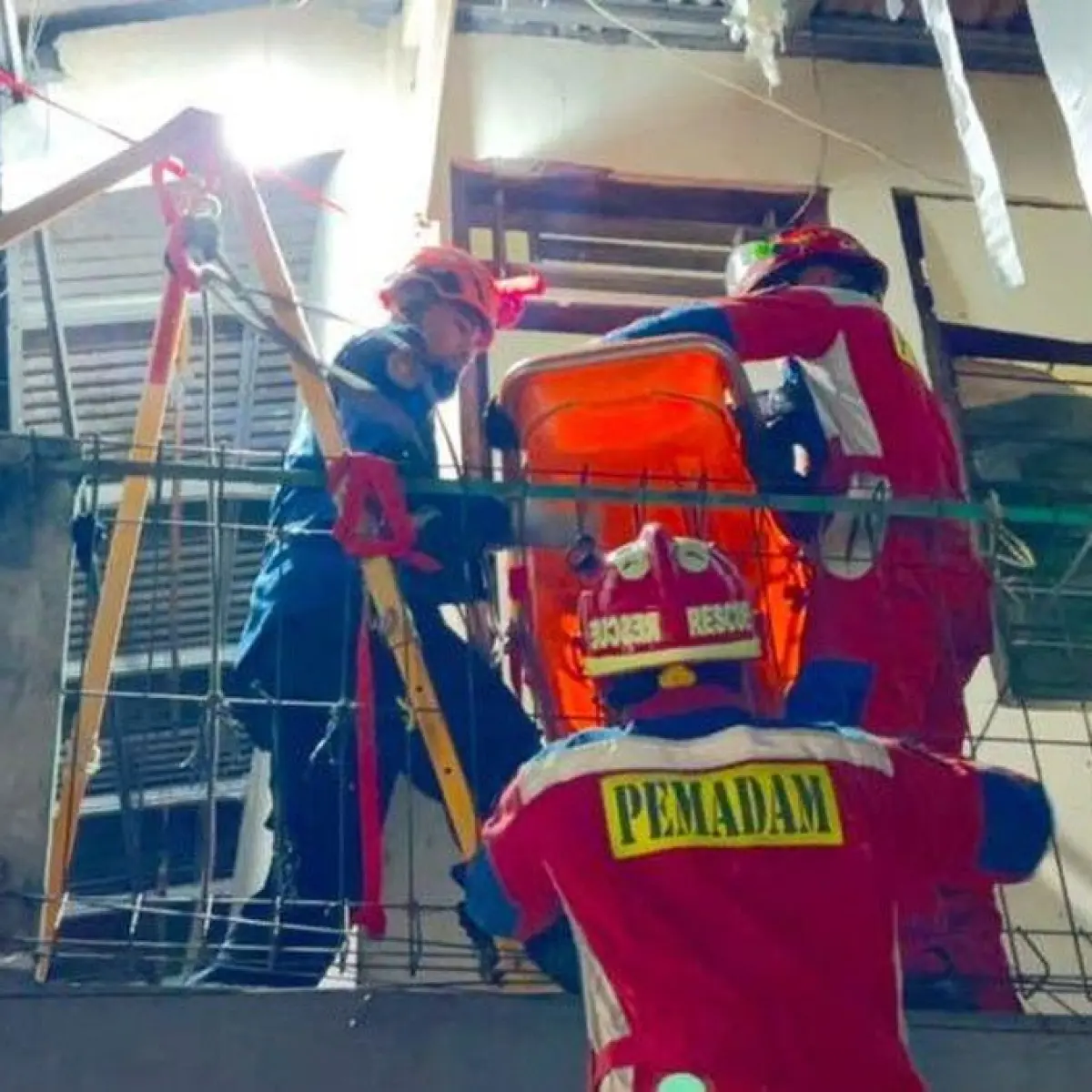 Dramatis, Petugas Damkar Jakarta Timur Turunkan Jenazah Bobot 120 Kg dari Lantai Dua Rumah di Pulogadung