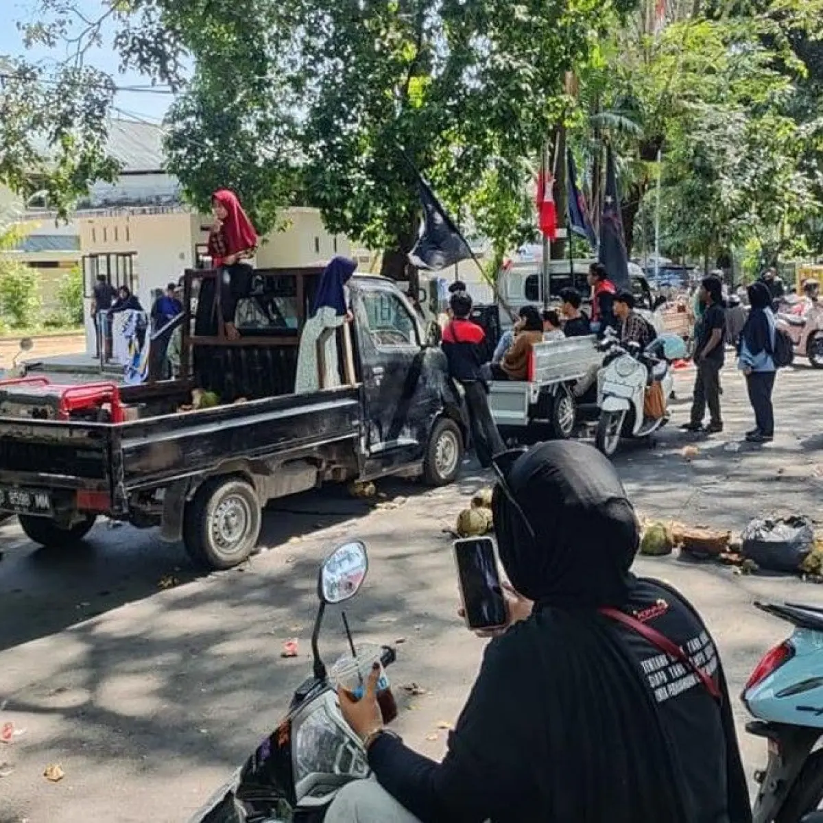Antisipasi Penggusuran, Pedagang di Makassar Blokade Jalan Utama Tuntut Dialog Legislatif