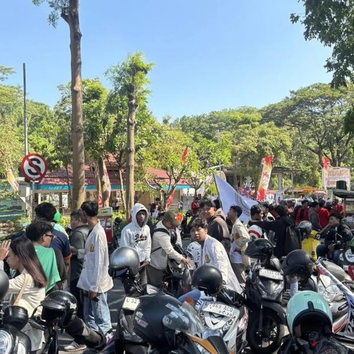 Solidaritas Kampus Menggema: Ratusan Mahasiswa Surabaya Bergerak Bersama Menuju Gedung Grahadi