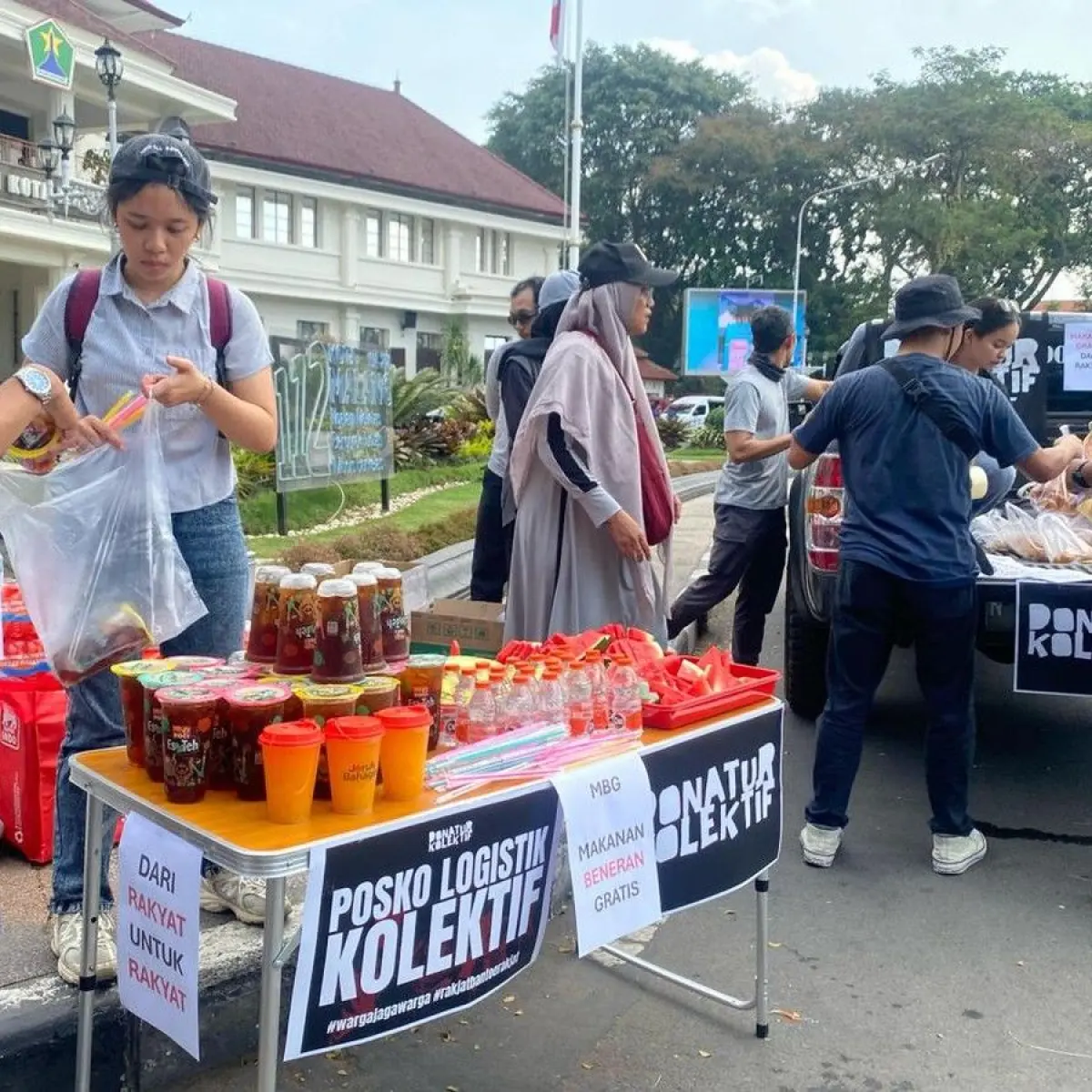 Mahasiswa Malang Gelar Aksi Protes di Depan DPRD, Distribusikan Logistik dengan Pesan Sindiran
