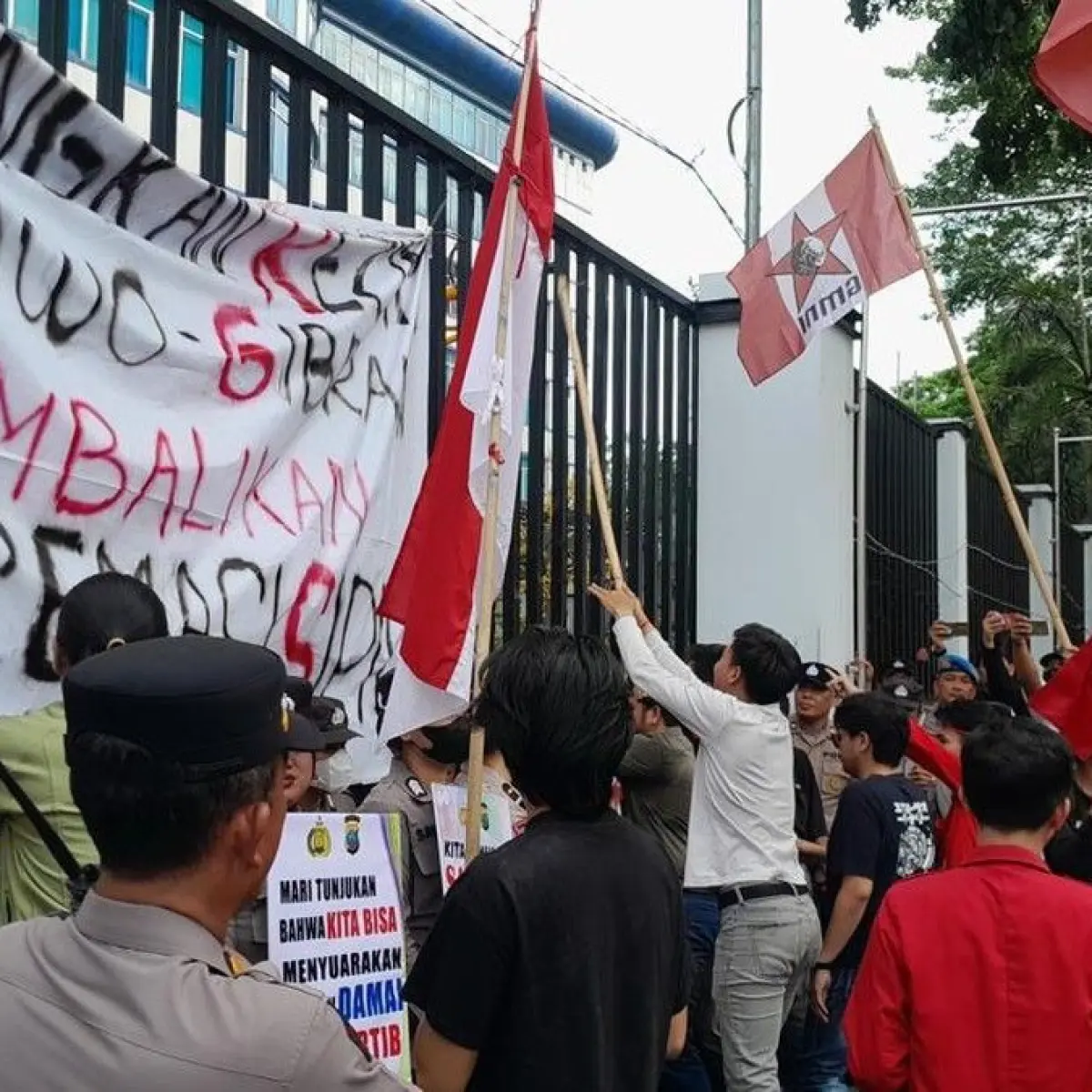 Desakan Evaluasi Kebijakan Publik Mengemuka Saat Puluhan Mahasiswa GMNI Datangi Gedung DPRD Medan