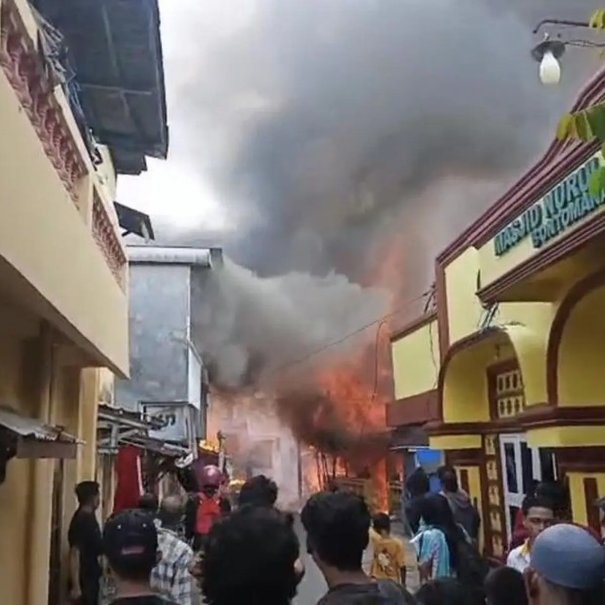 Belasan Unit Rumah di Kawasan Padat Makassar Ludes Terbakar, Pemadam Kerja Keras Jinakkan Api