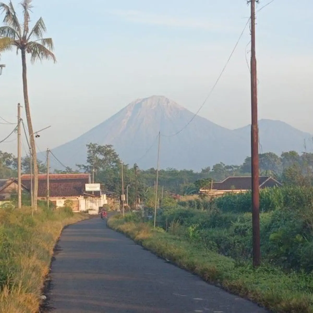Waspada! Gunung Semeru Luncurkan Lava Pijar 1 KM, Status Siaga Tetap Berlaku