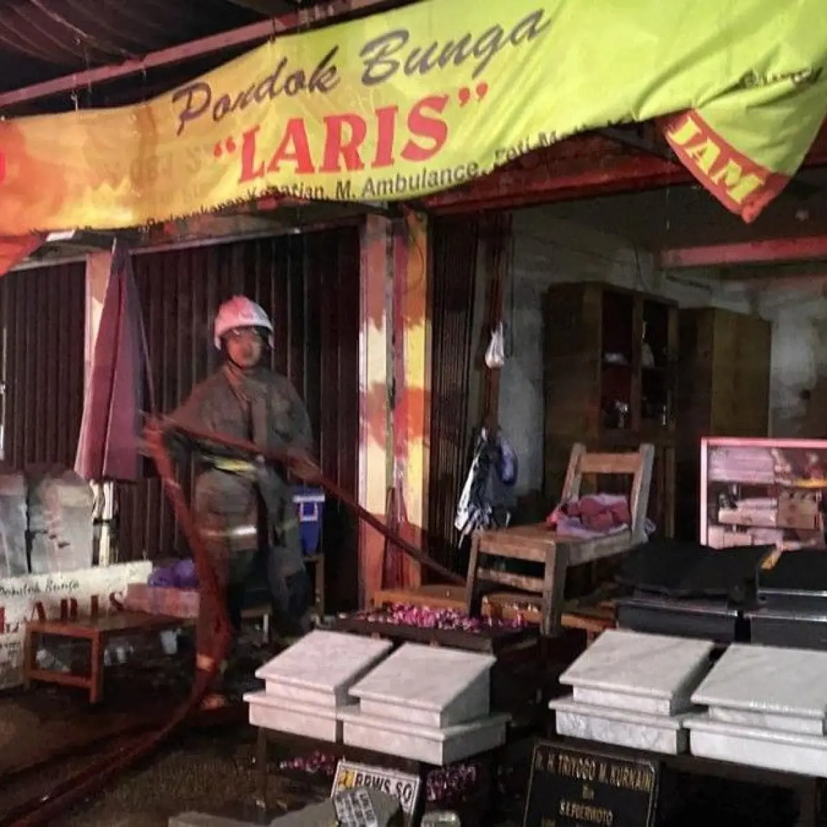 Api Diduga Akibat Korsleting Listrik Lumat Lantai Dua Toko Bunga di Semarang