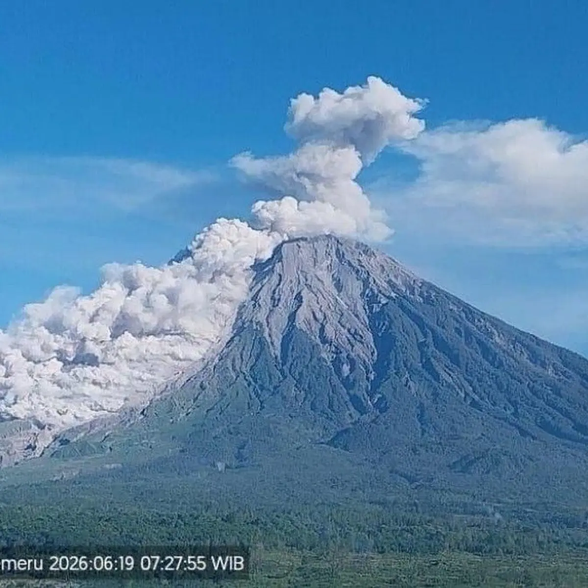 Gunung Semeru Kembali Berapi, Awan Panas Mencapai 4,5 KM: Ini Imbauan Bagi Pendaki dan Warga