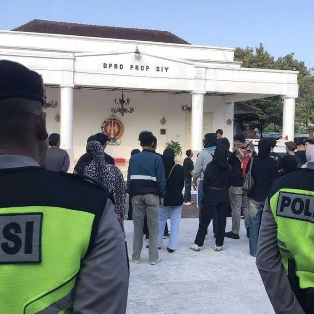 Soroti Kenaikan Harga BBM dan Isu Regulasi, Forum BEM DIY Tuntut Evaluasi Kebijakan Pemerintah di Depan Gedung Dewan