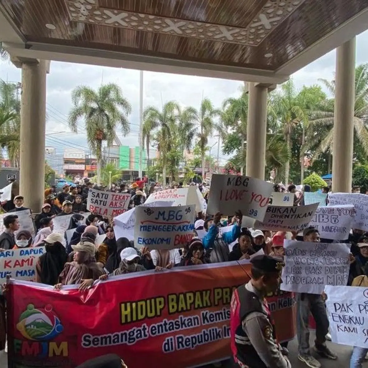 Ribuan Warga Jember Turun ke Jalan Kawal Keberlanjutan Program Makan Bergizi Gratis Nasional