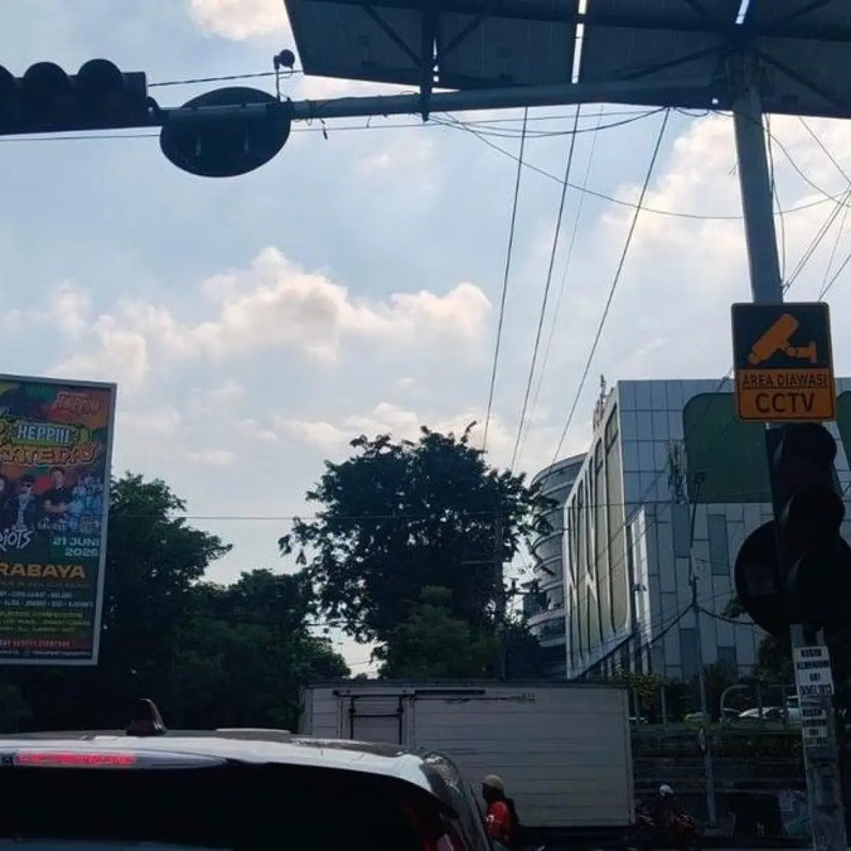 Manajemen Beban PLN Sebabkan Lampu Lalu Lintas Padam, Mobilitas Warga Surabaya Terganggu