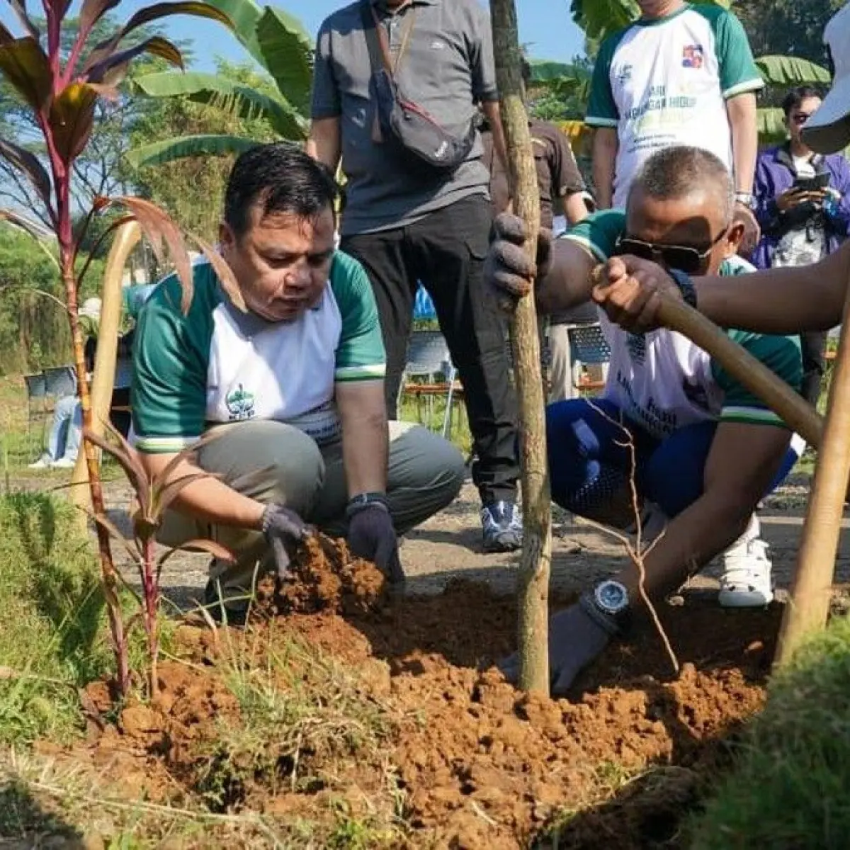 Kolaborasi Pemuda dan Pemkot Bogor Hijaukan TPU Kayumanis Jelang Hari Lingkungan Hidup