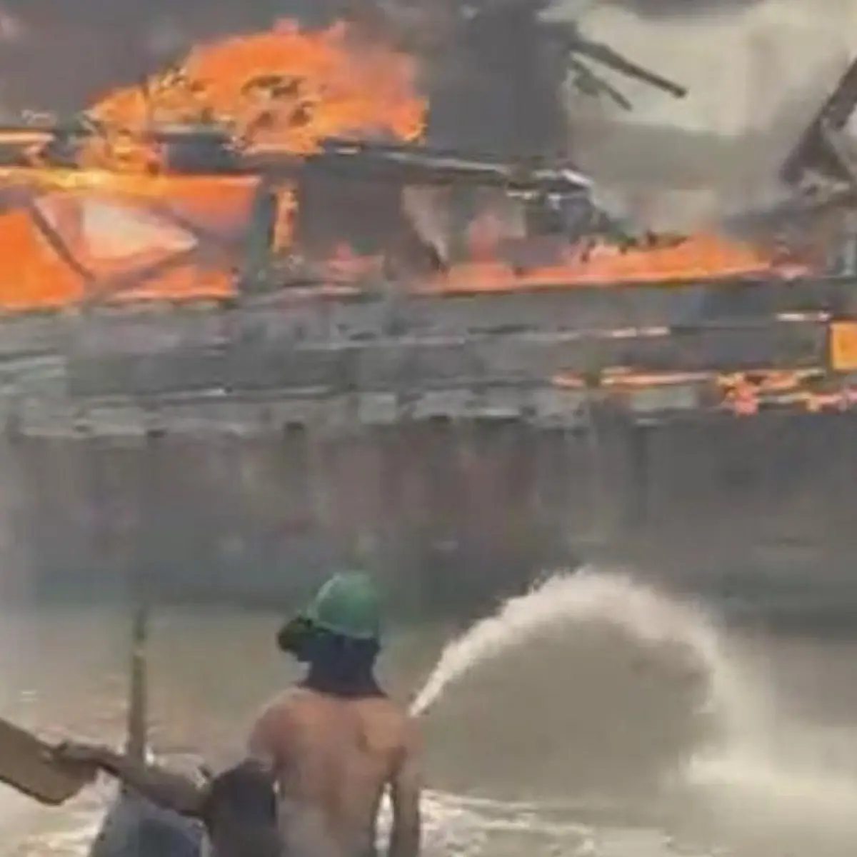 Kebakaran Hebat Landa Perairan Belawan Medan, Enam Kapal Nelayan Ludes Terbakar