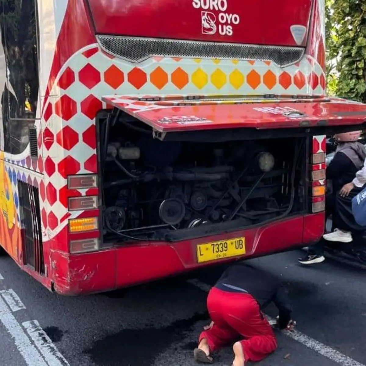 Asap Tebal Muncul dari Mesin Suroboyo Bus di Jalan Darmo, Penumpang Sempat Panik