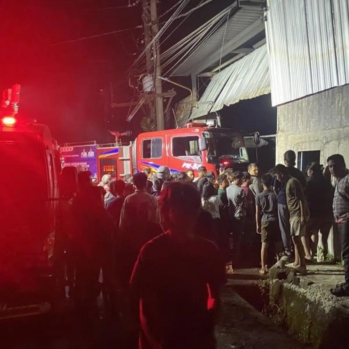 Kebakaran Hebat Melanda Pabrik Plastik di Medan Johor, Warga Padati Lokasi Sambil Live Streaming