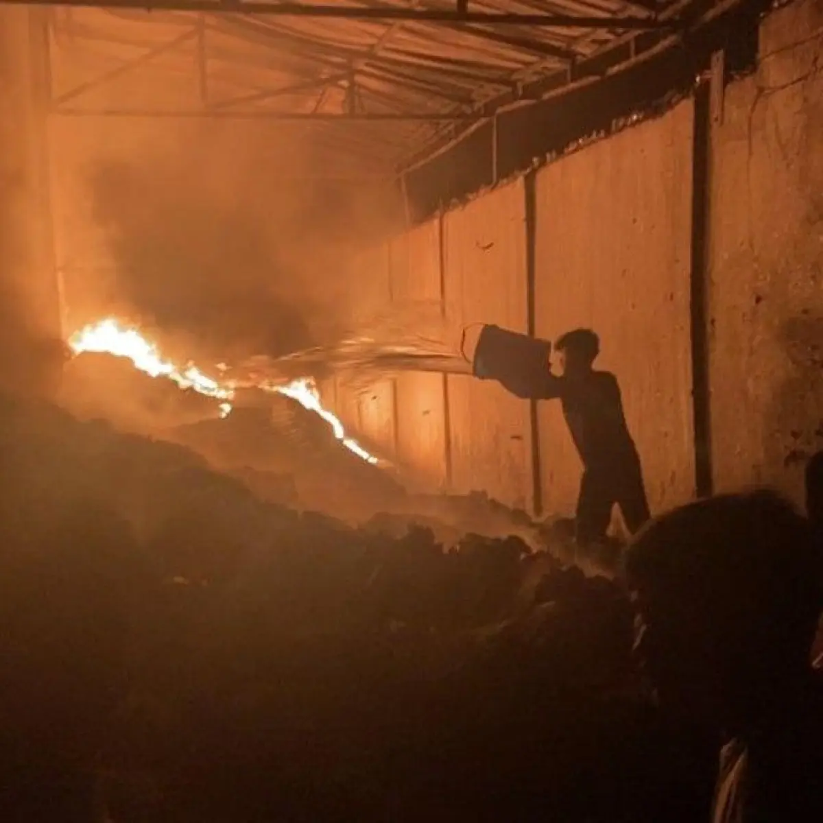 Api Lahap Pabrik Mainan di Medan Johor, Petugas Berjuang Padamkan Kobaran Lebih dari Enam Jam