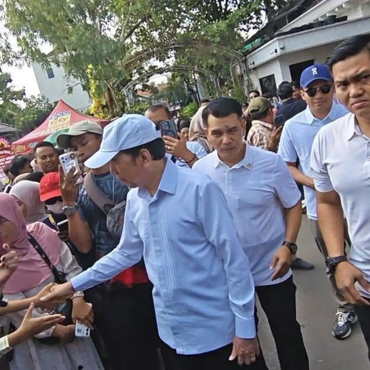 Momen Hangat di Solo: Warga Serbu Kediaman Jokowi Rayakan Ulang Tahun ke-65
