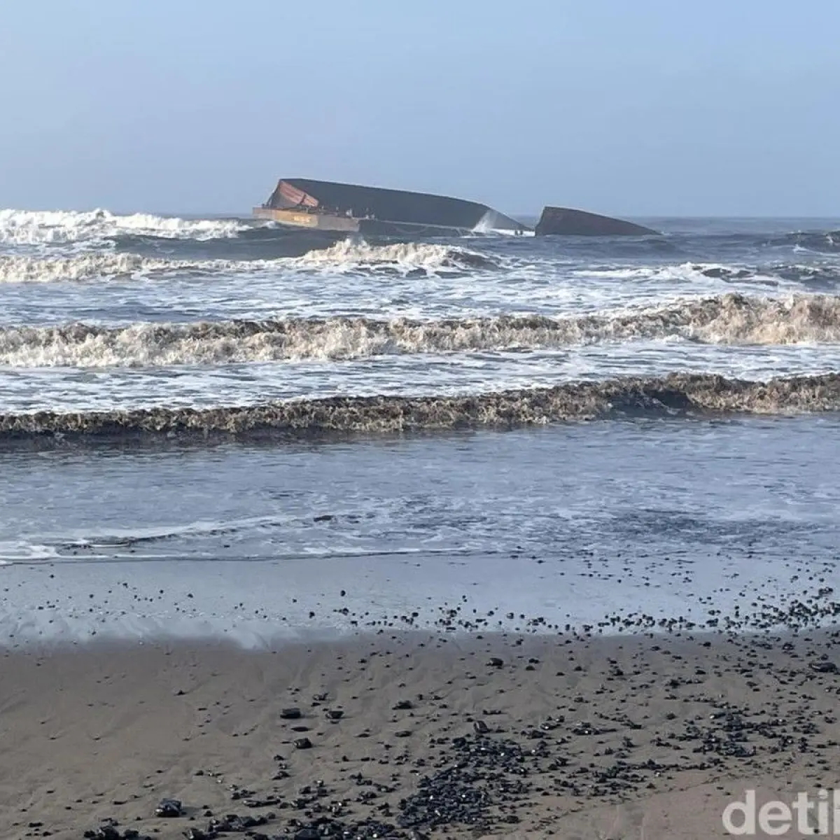 Cuaca Ekstrem Jadi Biang Keladi, Tongkang Batu Bara Terbalik di Perairan Pangandaran