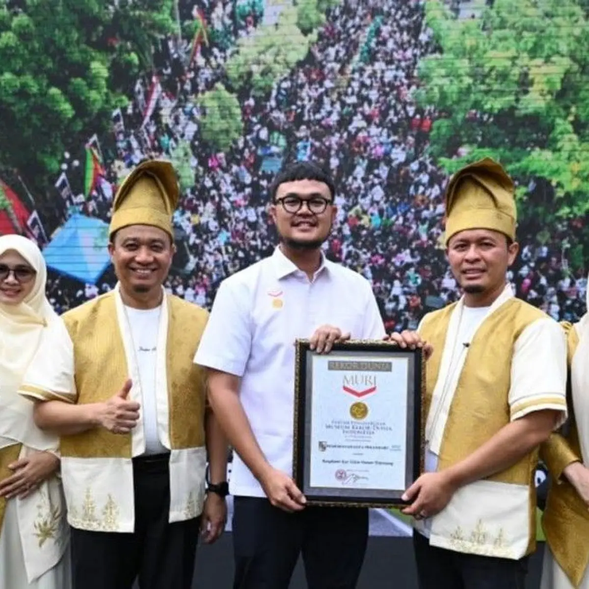 Pekanbaru Ukir Sejarah MURI dengan Sajian Kue Ketan Talam Durian Sepanjang Satu Kilometer