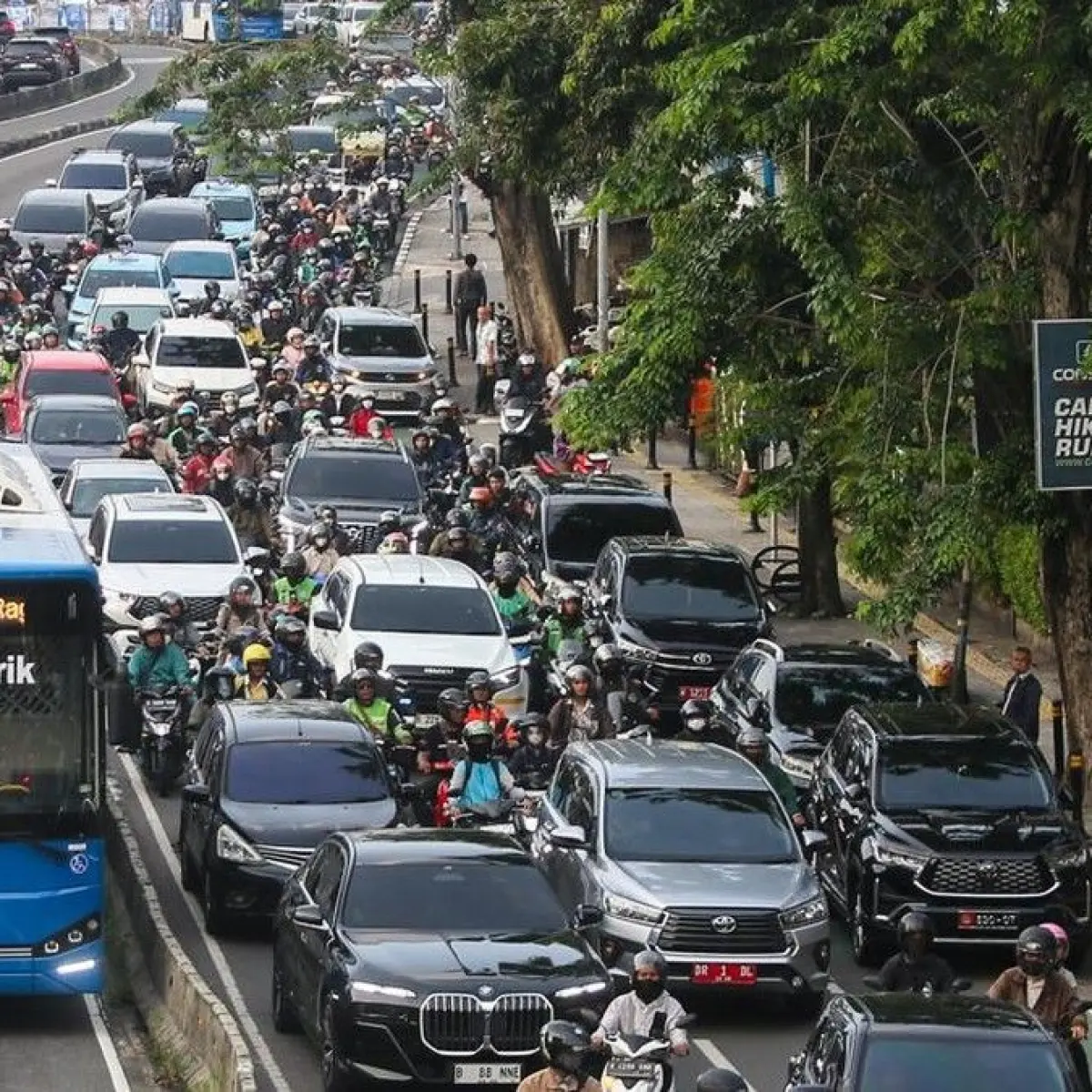 Bus TransJakarta Alami Kecelakaan Tunggal di Cikoko, Lalin Jakarta Timur Sempat Tersendat Pagi Ini