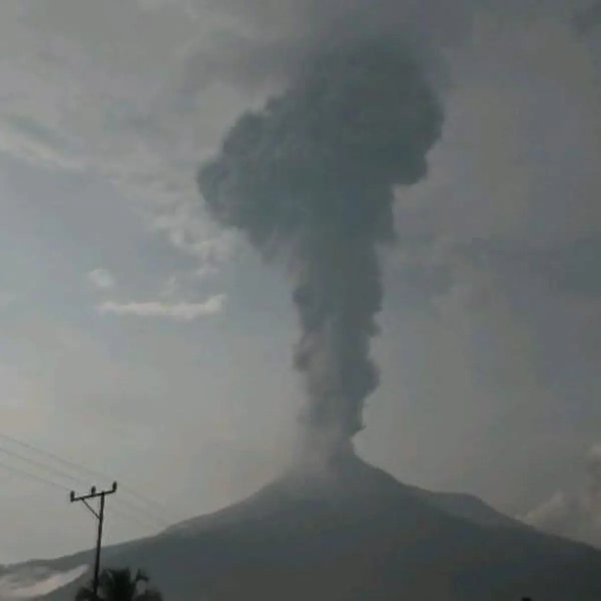 Erupsi Kembar di NTT Hentikan Penerbangan: Bandara Frans Seda Maumere Tutup Sementara