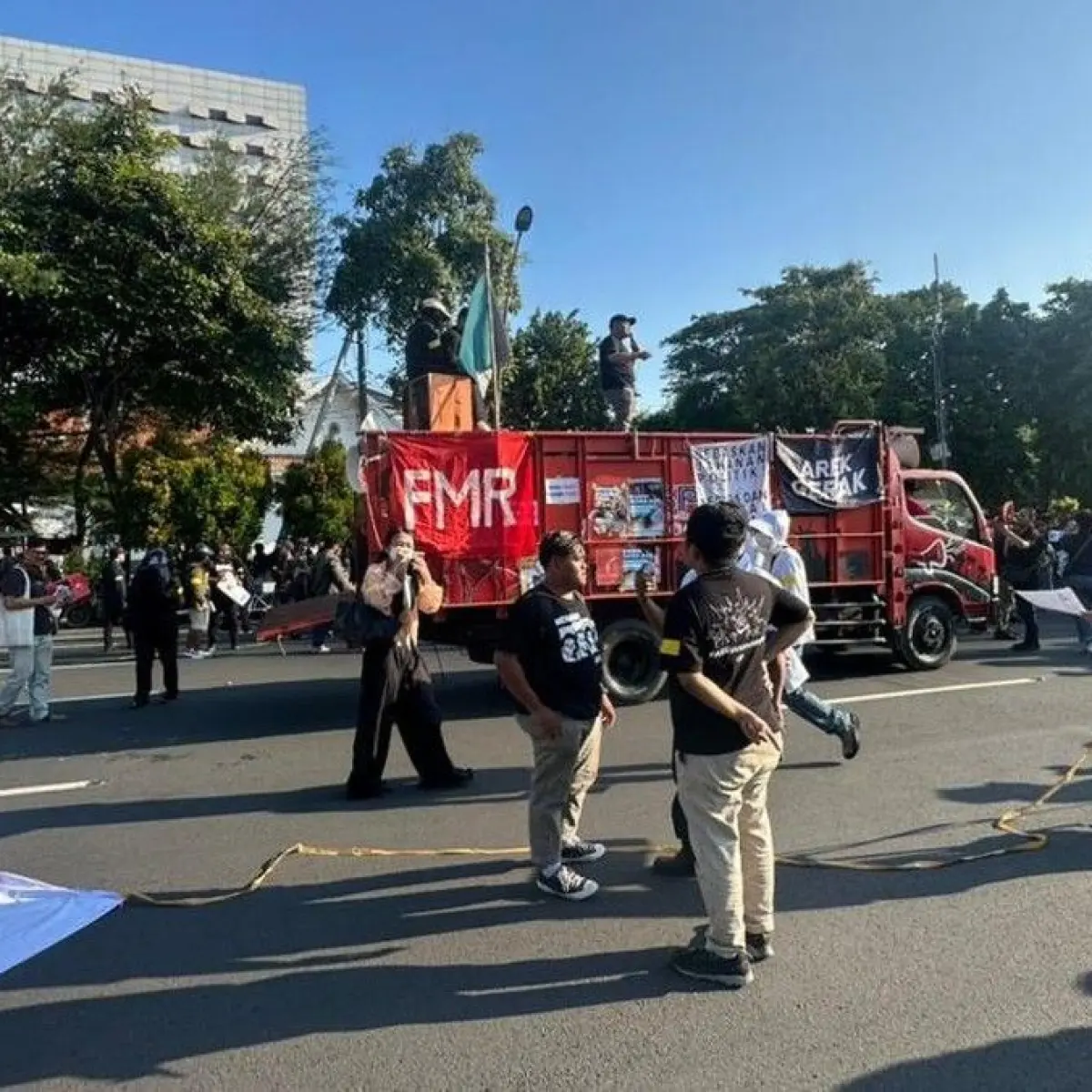 Aksi Massa Surabaya Tutup Jalan Utama, Soroti Kebijakan Ekonomi dan Anggaran Pendidikan