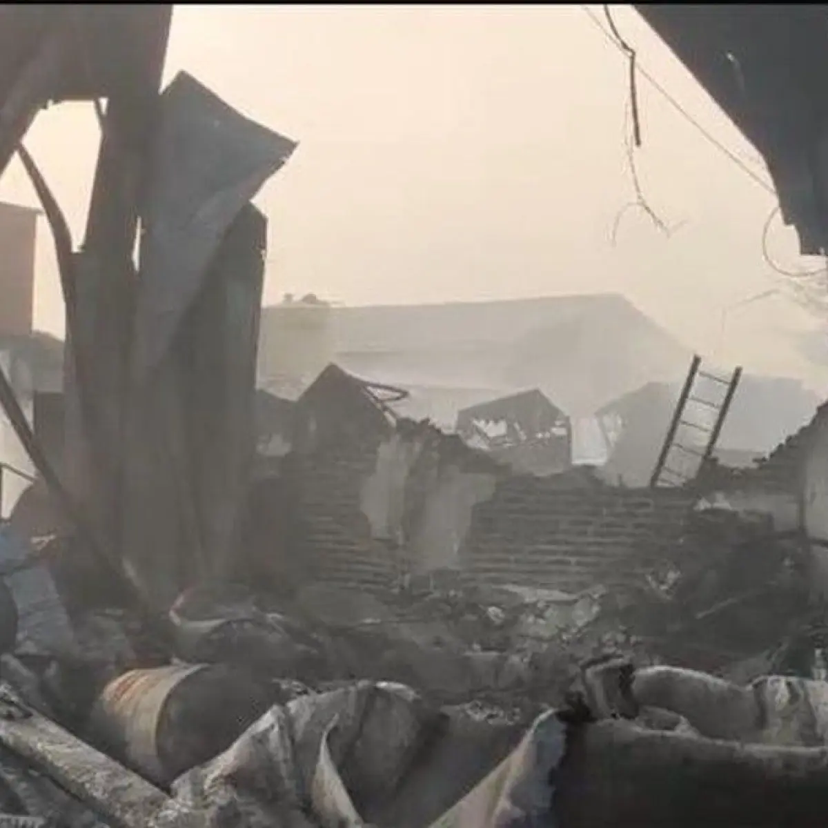 Api Lahap Pabrik Sandal di Cipondoh, Petugas Damkar Berjibaku Jinakkan Material Karet