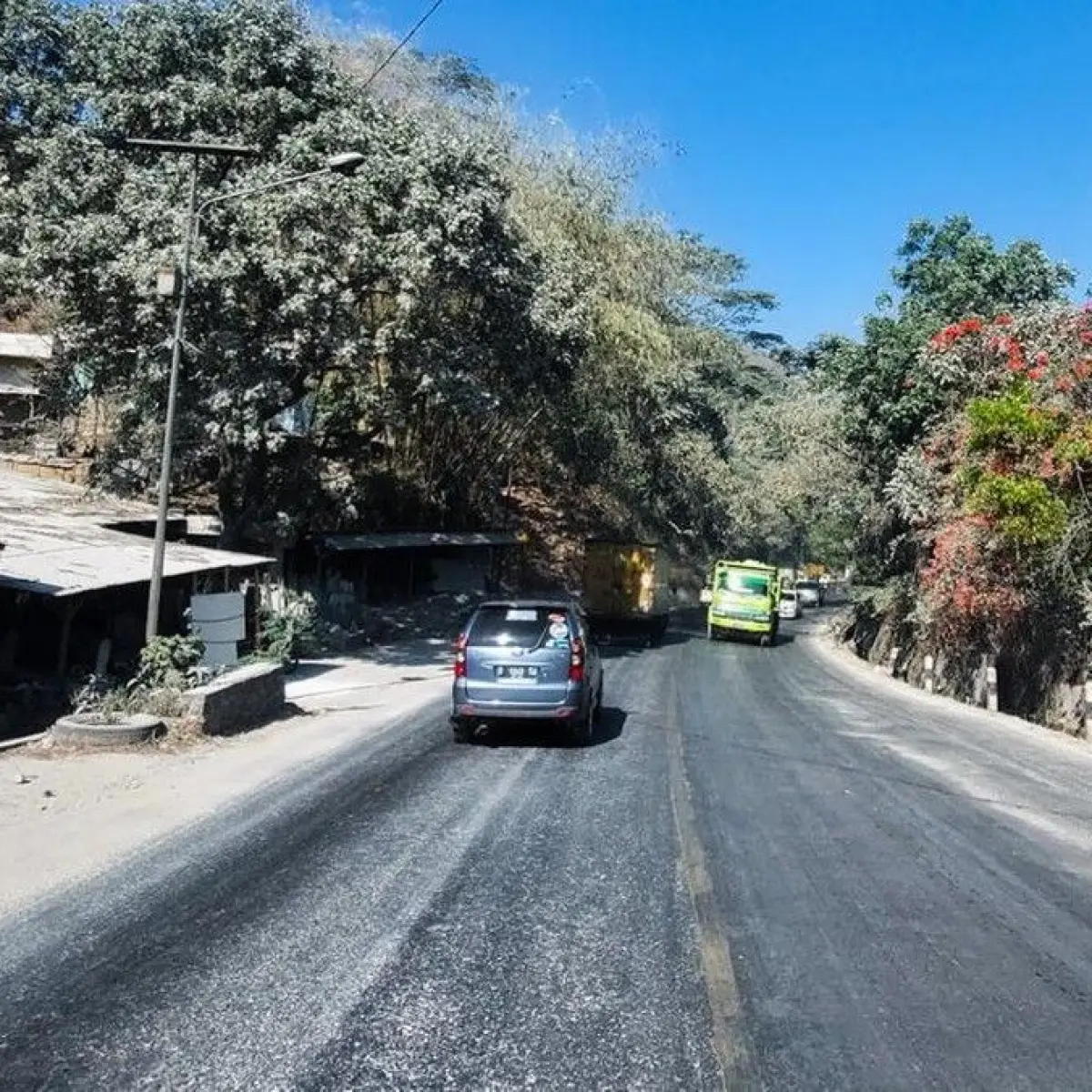 Jalan Padalarang-Cianjur Tertutup Debu Kapur, Warga dan Pengendara Keluhkan Kesehatan dan Keselamatan
