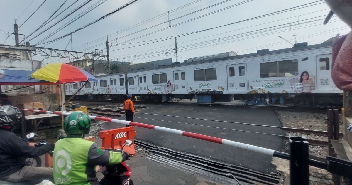 KAI Pasang Palang Pintu Sementara di Perlintasan MA Salmun Bogor, Dijaga 24 Jam