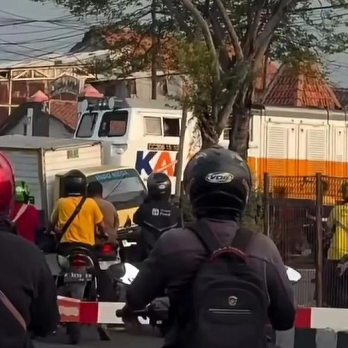 Detik-Detik Genting di Semarang: Truk Mogok di Rel, KA Harina Terpaksa Mengerem Mendadak