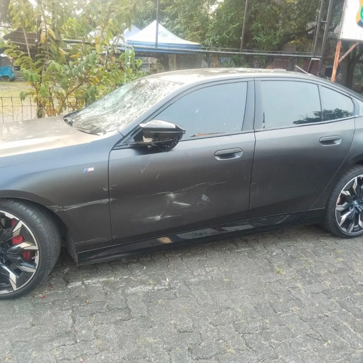Mobil Listrik BMW Jadi Sasaran Amuk Massa di Kebon Jeruk Usai Diduga Terlibat Tabrak Lari