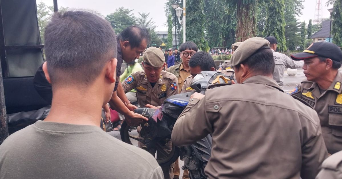 Satpol PP Kota Bogor Tertibkan 15 Gerobak PKL yang Menginap di Trotoar Jalan Dewi Sartika