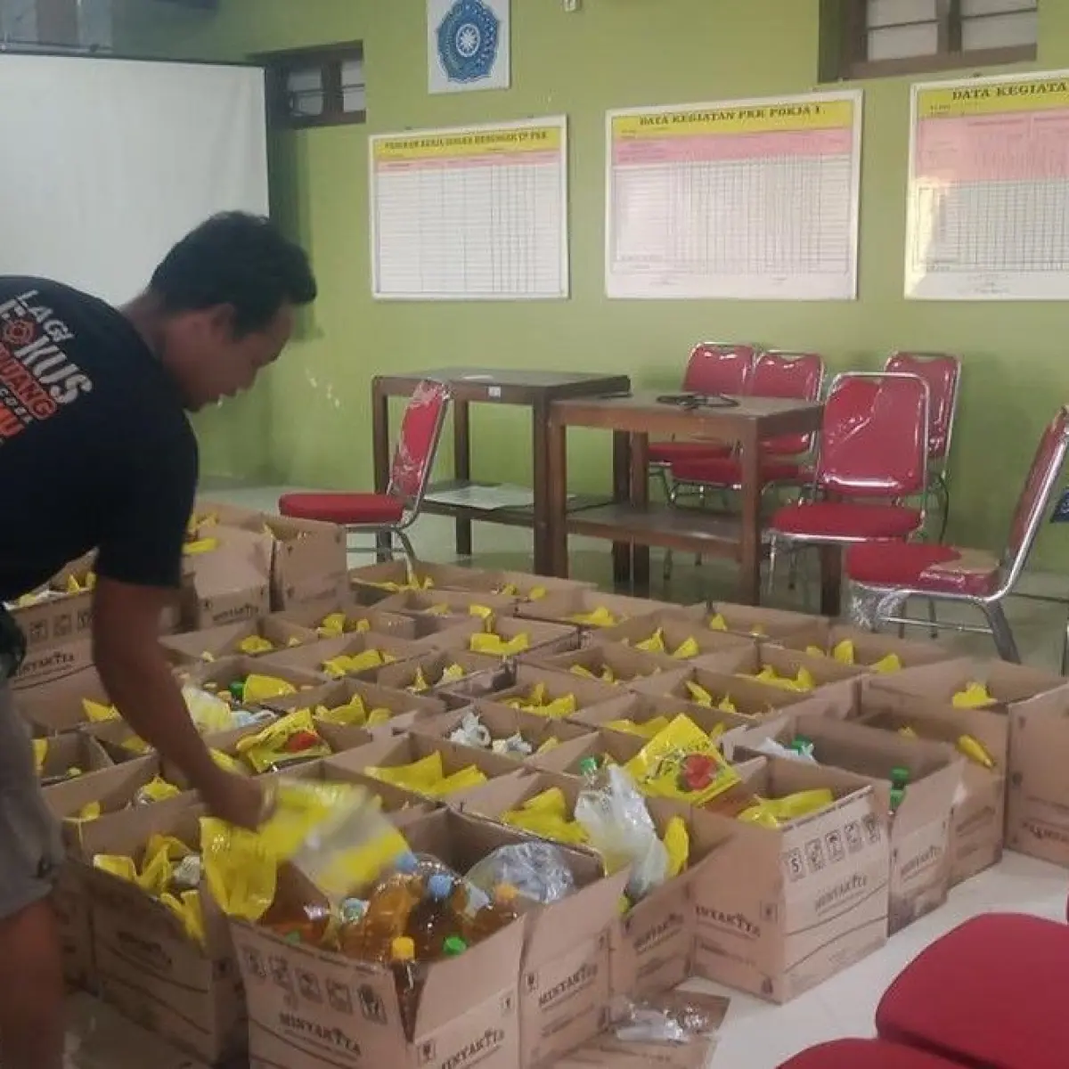 Warga Klaten Kompak Tukar Minyak Goreng Bantuan Beraroma Menyengat Mirip Solar