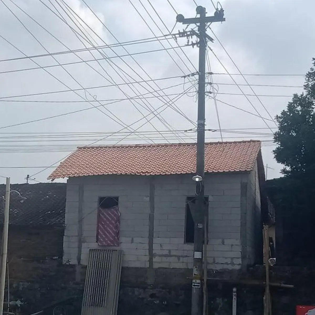 Kabel Penguat Tiang Listrik Ganggu Kenyamanan Rumah Baru Penerima Bantuan RTLH di Klaten