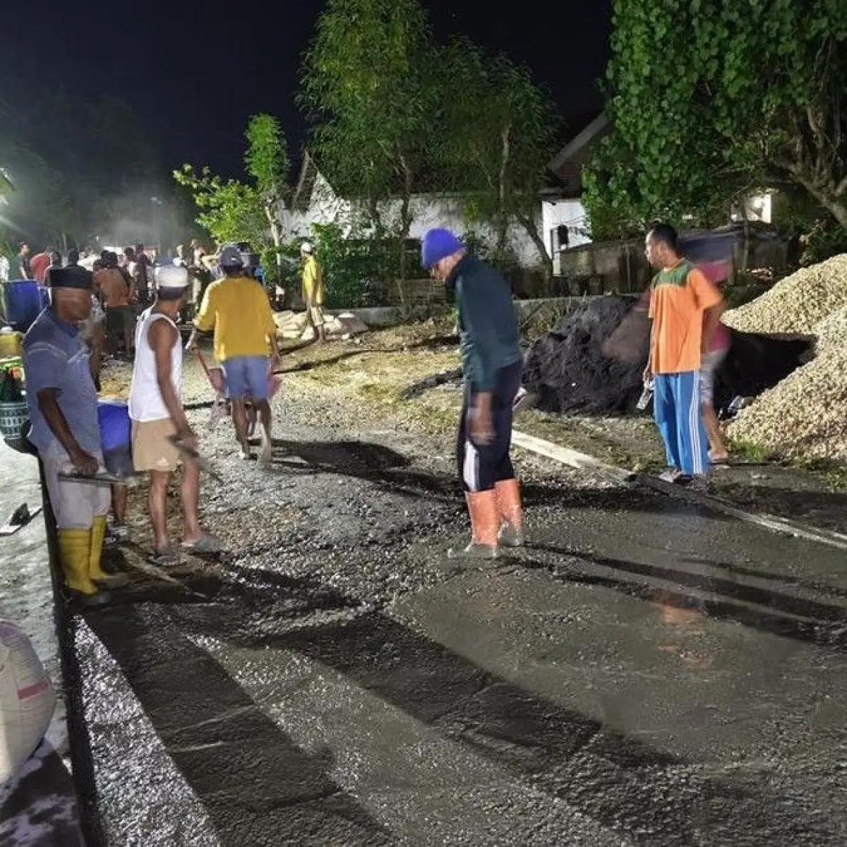 Semangat Kebangkitan Gotong Royong Pamekasan: Warga Toronan dan Kowel Kompak Cor Jalan Rusak
