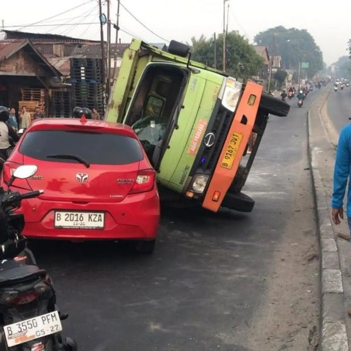 Dampak Kecelakaan Truk dan Mobil di Jembatan BKT Cakung, Arus Lalu Lintas Menuju Pulogadung Tersendat Parah