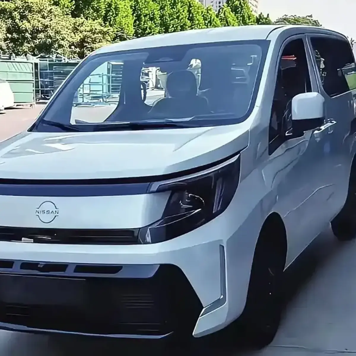 Evalia Generasi Baru Sambangi Pasar China dengan Teknologi Plug-in Hybrid dan Desain Modern
