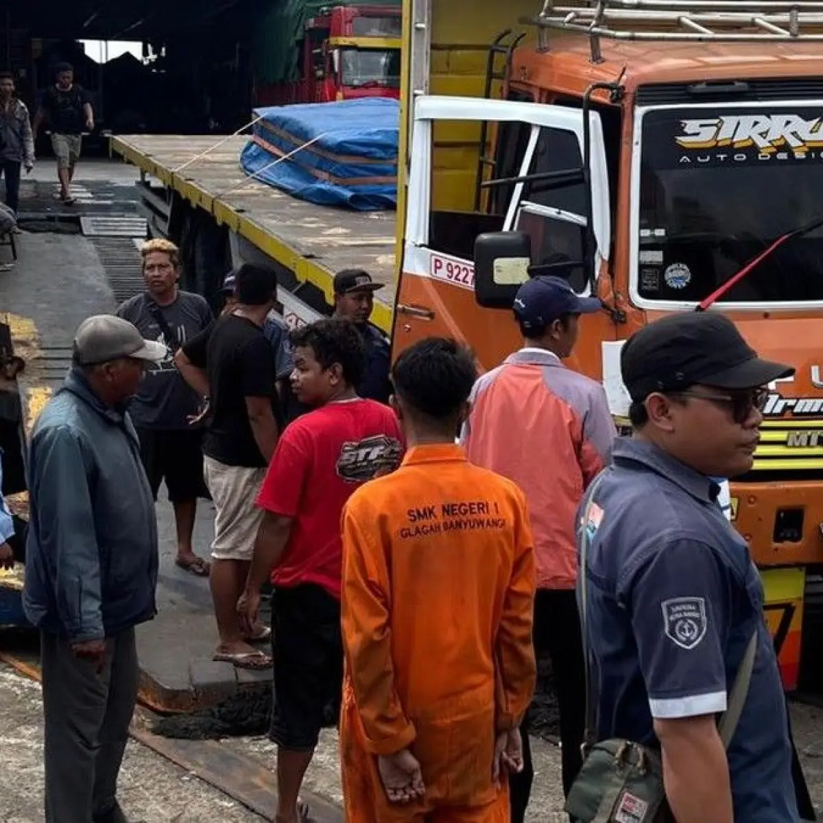 Benturan di Pintu Rampa Kapal Gilimanuk: Dua Truk Fuso Terlibat Kecelakaan Tunggal, Sopir Terluka Ringan